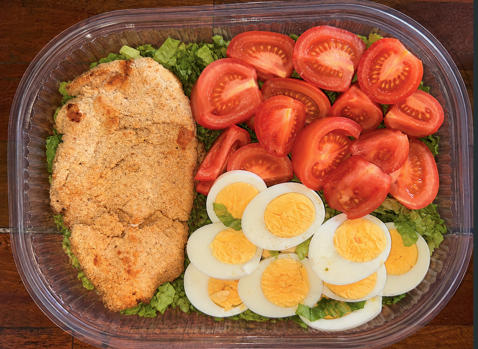 Supremas de pollo con ensalada y huevo duro