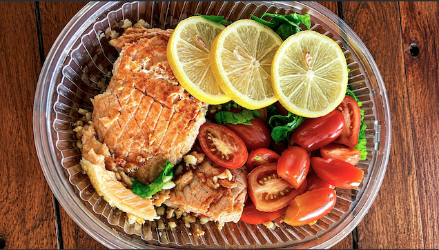 Salmon con ensalada de rucula y cherry