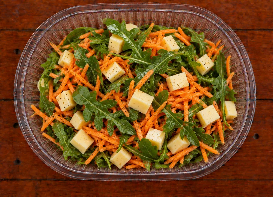 Ensalada de zanahoria, rúcula y queso